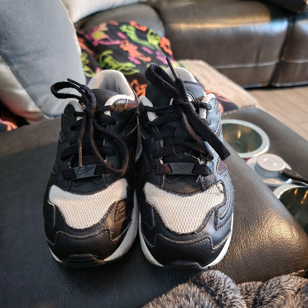 Black & WHITE Nike Air Boys sz 13 sneaker shoes